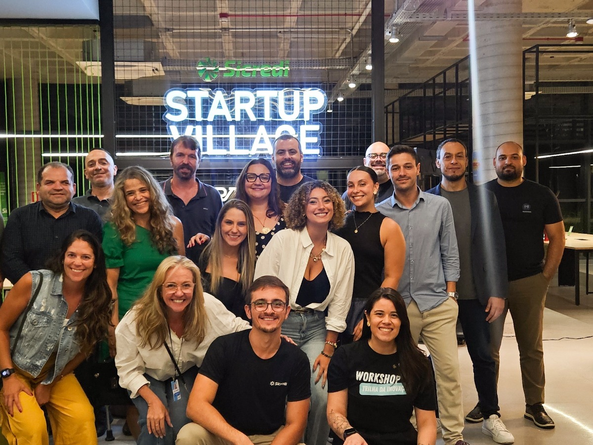 Equipe reunida no Startup Village